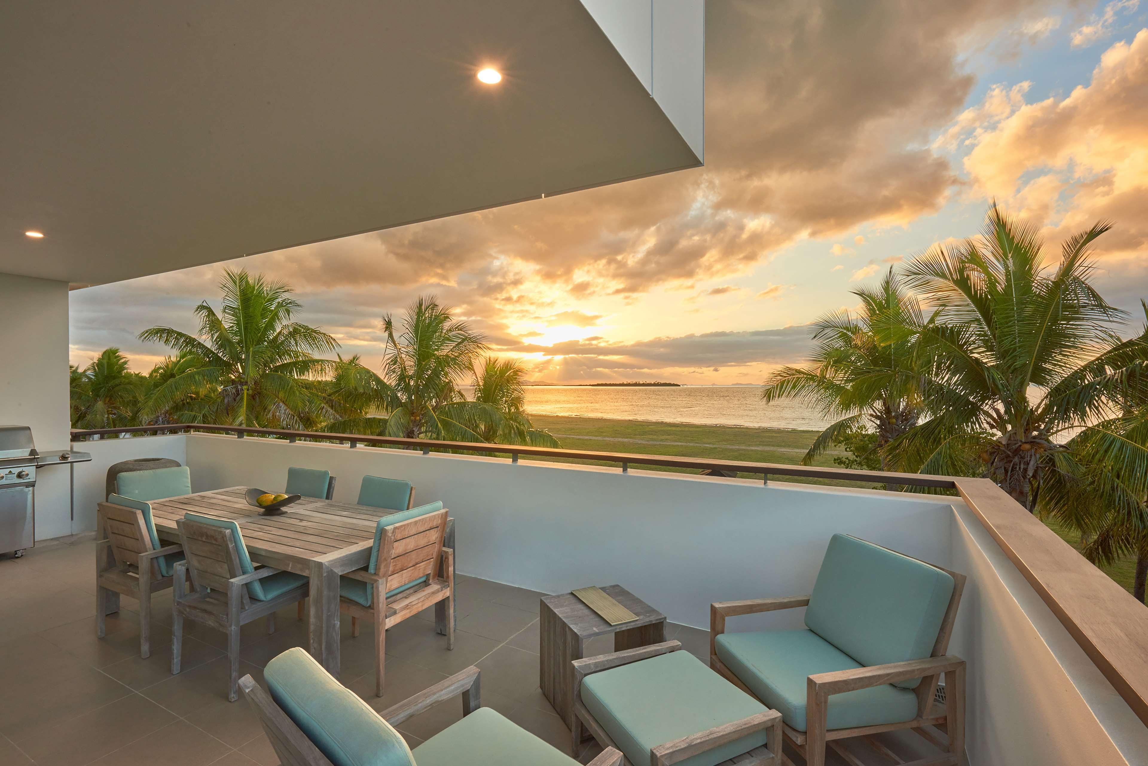 Hilton Fiji Beach Resort And Spa Denarau Island Exterior foto Sunset view from a private balcony